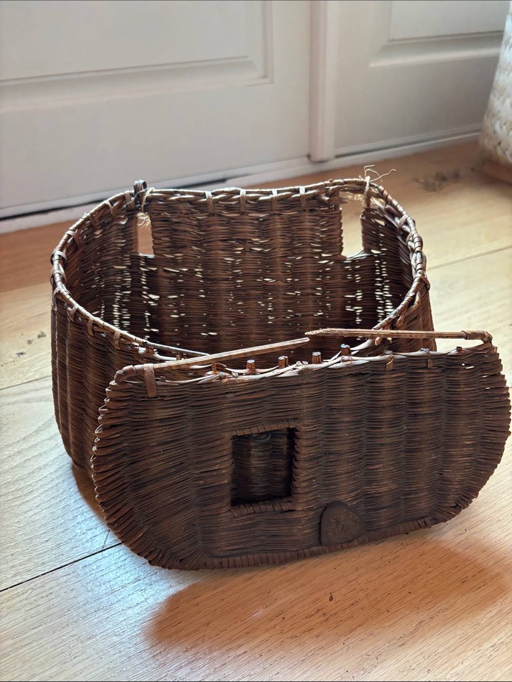 Vtg Handwoven Fishing Creel Basket
Primitive Wicker Creel Rustic Cabin Decor - Picture 3 of 10